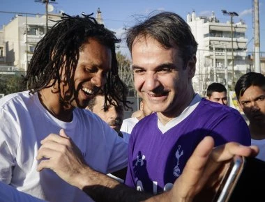 Ποδόσφαιρο με την ομάδα των Ελλήνων Ρομά για τον Κ. Μητσοτάκη